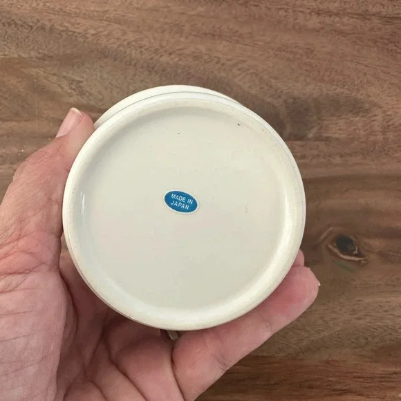 Vintage Strawberry tiny trinket bowl with gold rim - Picture 4 of 4